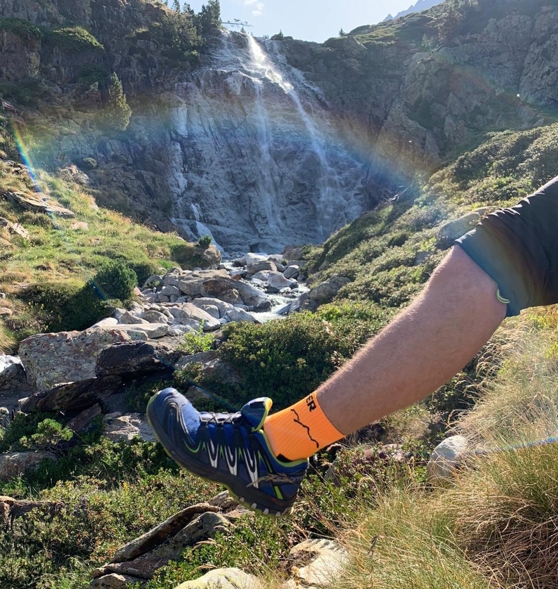 foto calcetín de trekking naranja con arco iris